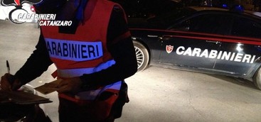 Catanzaro, infastidisce passanti e danneggia auto Carabinieri: arrestato 23enne straniero