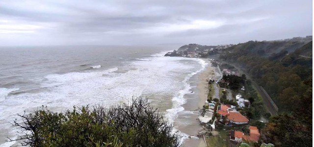 Mareggiata a Caminia, la suggestiva immagine di Marenostrum