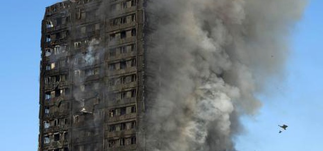 Incendio a Grenfell Tower a Londra: 'Ci sono dei morti'. Testimoni: 'Bimbi lanciati da finestre'