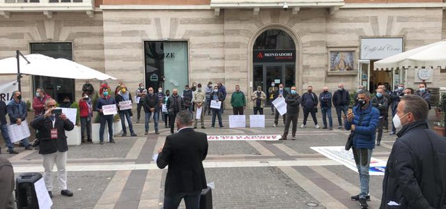 Covid - ambulanti protestano in piazza a Cosenza, fermi da marzo
