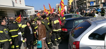 Protesta dei lavoratori della mobilità in deroga e dei Vigili del Fuoco: bloccata Villa S.Giovanni 