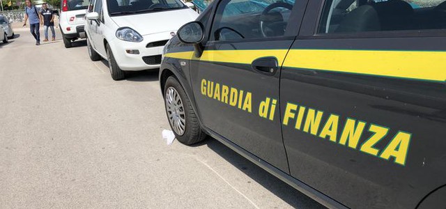 Sequestrati beni a commerciante auto