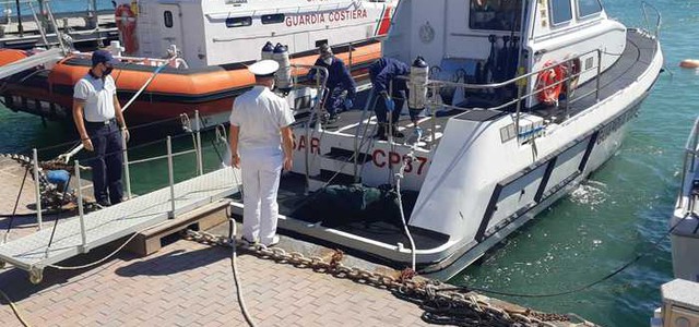 Recuperato il cadavere di uno dei migranti dispersi in mare - 4 le vittime dell'incendio sul barcone