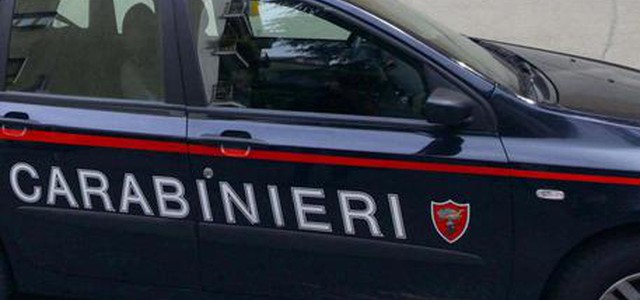 Sperona auto ex moglie e l'accoltella, vittima in fin di vita