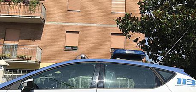 A Modena uccide a coltellate il compagno e chiama la polizia