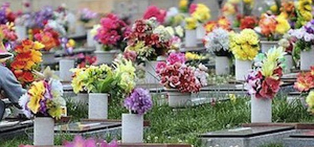 2 novembre: la truffa dei fiori per i defunti. Codacons denuncia il business del caro estinto