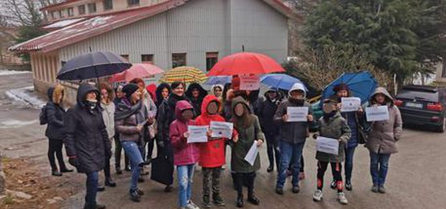 Sit in di genitori ed alunni a Camigliatello: "Totale negligenza dell'amministrazione"