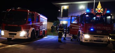 Fiamme a ridosso degli alloggi universitari a Catanzaro, anche gli studenti a spegnere rogo