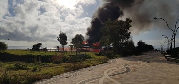 Ancora in fiamme il Lido Ionio sul lungomare di Giovino (VIDEO)