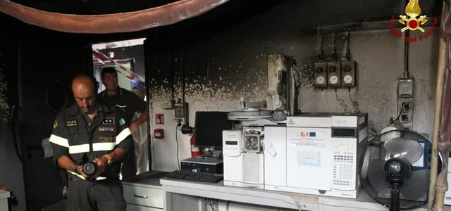 Incendio Arpacal, vigli del fuoco escludono presenza di sostanze nocive