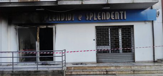 Bomba devasta negozio prima di apertura