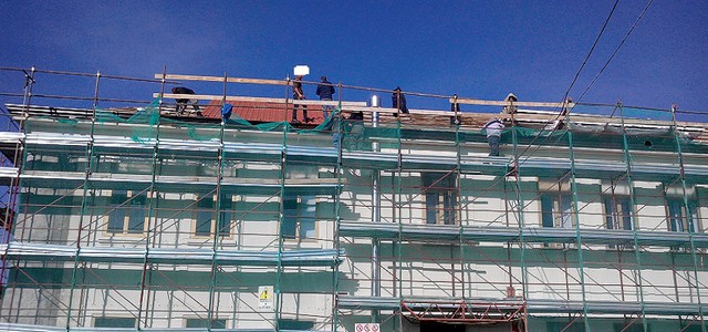 L’indignazione dei decollaturesi per lo “sfregio” all’edificio scolastico di Piazza Municipio 