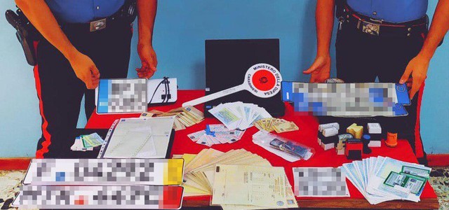 Deteneva materiale per falsificare documenti automobilistici, denunciato