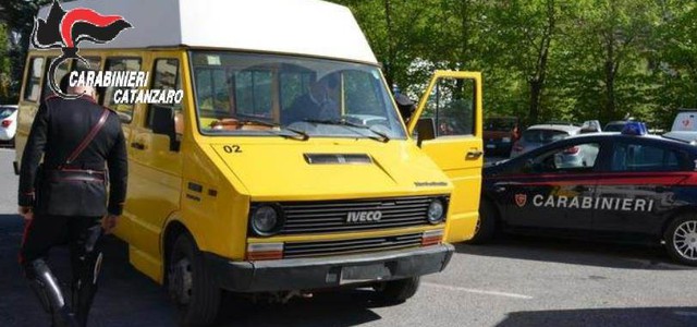 Fora pneumatici di due bus studenti e impedisce partecipazione a concorso musica: denunciato