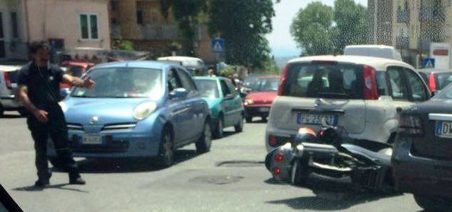 Incidente in via Tommaso Campanella, traffico in tilt