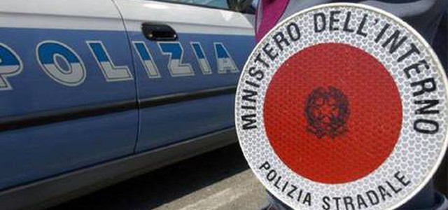 Auto contro guardrail, morta una donna