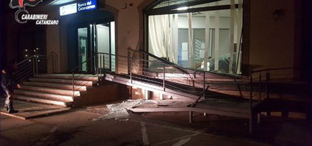 Ruspa contro banca per rubare bancomat