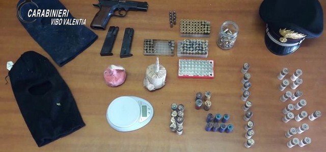 Bombe, arme e munizioni ritrovati in un casolare abbandonato