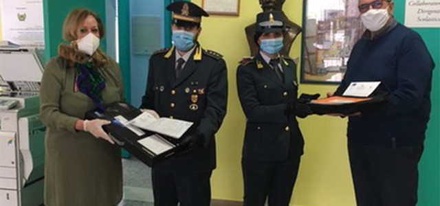 Notebook consegnati da Gdf a Cosenza