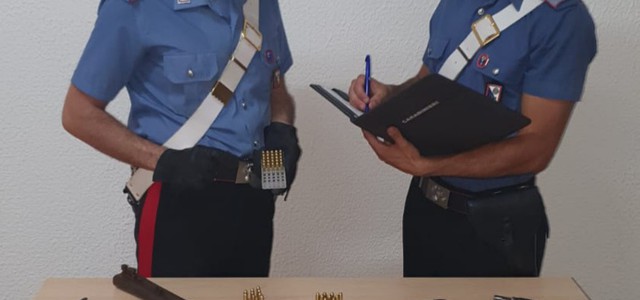 In casa con armi clandestine e munizioni, un arresto