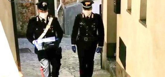 I carbinieri di Reggio consegnano i computer a 18 alunni