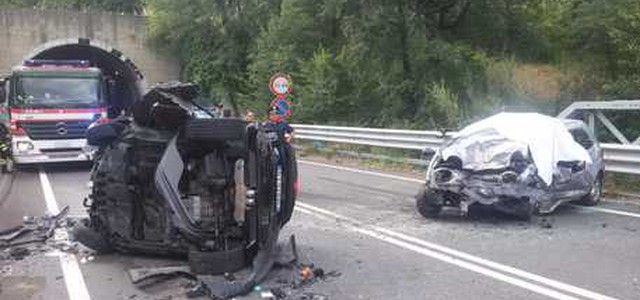 Tragico scontro tra due auto, morti un 22enne ed un 16enne