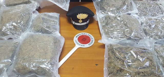 In auto con 12 kg di marijuana nascosta sotto la frutta