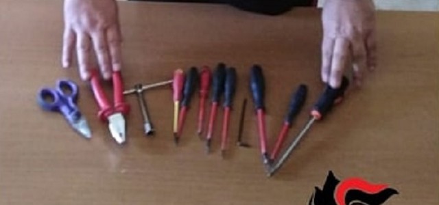 Tentano di rubare auto nel Catanzarese, fermati da carabiniere fuori servizio