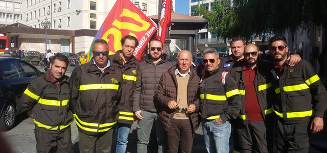 Usb, vigili del fuoco ancora in piazza