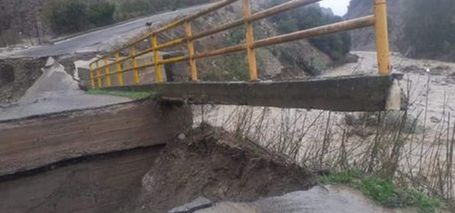 Maltempo, crolla ponte nel crotonese
