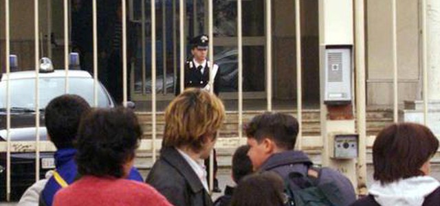 Non va a scuola, denunciati i genitori