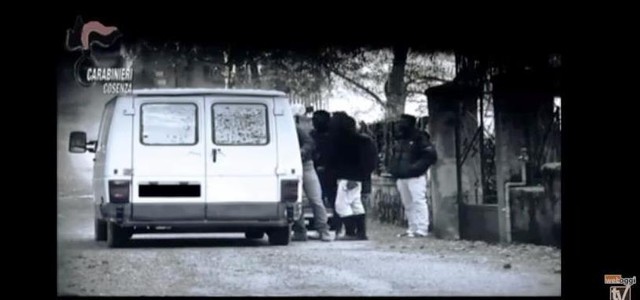 Sfruttavano migranti di un centro accoglienza: 10 ore nei campi per 15 euro al giorno (VIDEO)