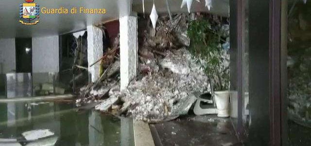 Valanga su hotel Rigopiano, le prime immagini all'interno dell'albergo