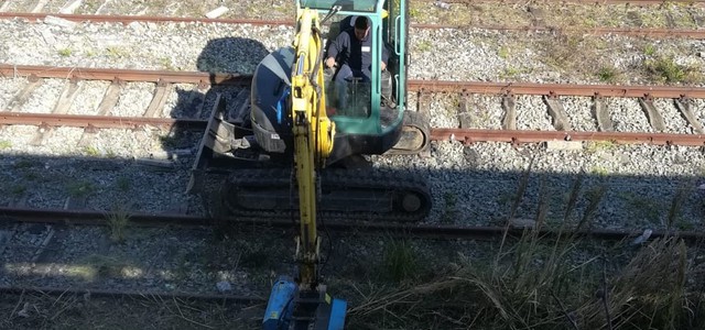 Striscia appare e il degrado scompare. Oggi pulizia alla stazione di  Catanzaro Sala (Fotogallery)