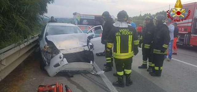 Scontro frontale sulla S.S. 106, un morto
