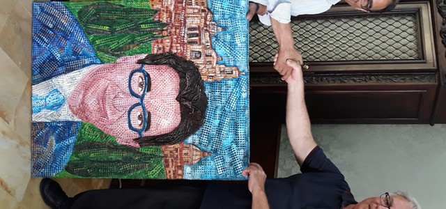 Un ritratto di Abramo con materiali riciclati