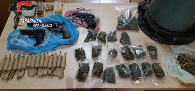Armi e marijuana, famiglia in manette