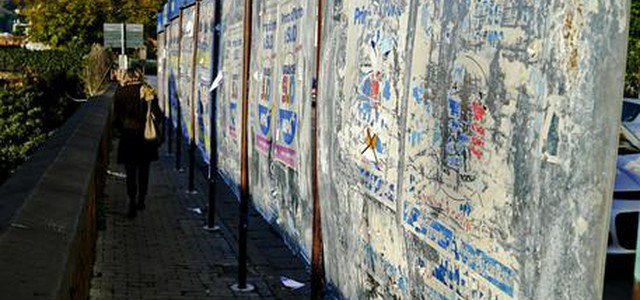 Mette manifesti Potere popolo, aggredito