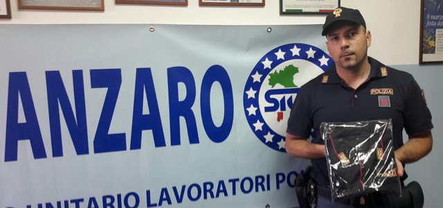 Siulp: "Due polo operative  e un pantalone. È questa la dotazione che hanno ricevuto i poliziotti"