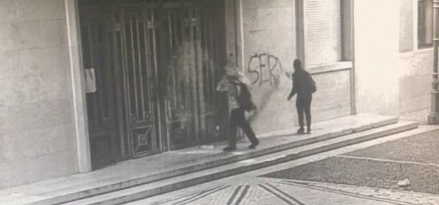 Vandali imbrattano il Municipio di Crotone