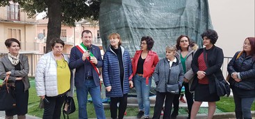 Inaugurata a Città di Scigliano la "Panchina Rossa" per dire no alla violenza sulle donne. 