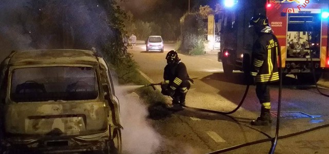 Auto in fiamme nella notte a Davoli Marina (VIDEO)