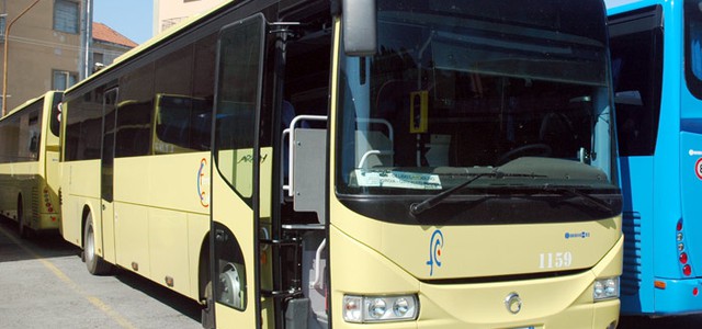 ANDATO A FUOCO AUTOBUS DI FERROVIE DELLA CALABRIA
