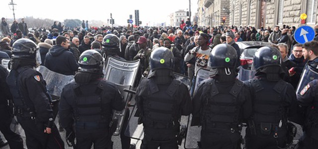 Ucciso a Firenze: sit-in senegalesi, spinte a Nardella