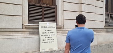 Reggio Calabria celebra il 25 aprile con manifesti che ricordano i divieti e le leggi fasciste (FOTOGALLERY)