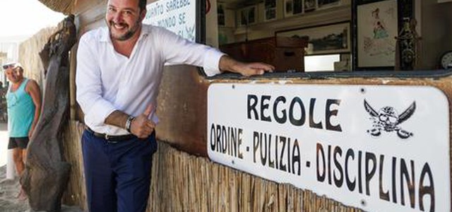 Salvini in visita spiaggia 'fascista'