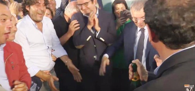 La festa di Abramo: spumante e cori da stadio per un sindaco da record (VIDEO)