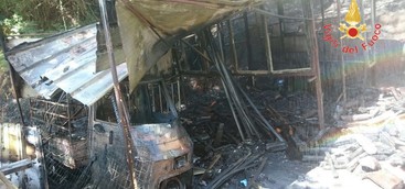 Incendio nel Catanzarese, distrutta baracca