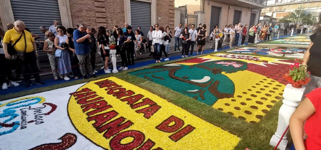 Infiorata di Taurianova 2025: arte, innovazione e spettacolo in un tripudio di colori
