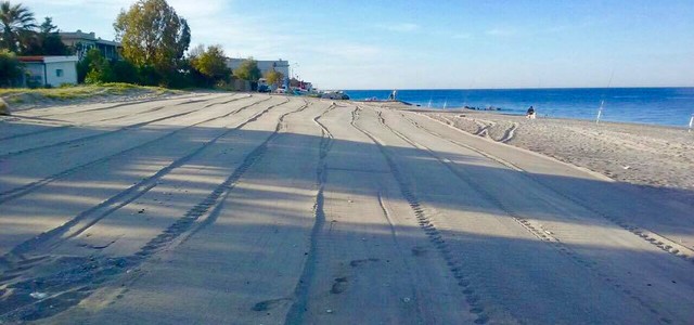 Avviati gli interventi di pulizia delle spiagge cittadine
